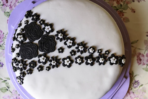 Pastel Con Pasta Azúcar Decorado Con Flores Marrones Blancas — Foto de Stock