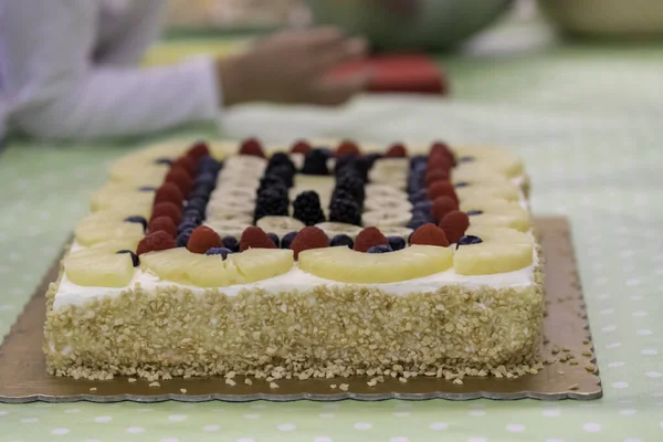 Pastel Cumpleaños Una Mesa Verde — Foto de Stock