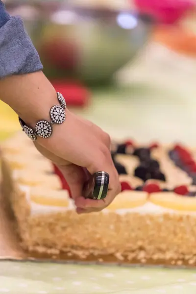 Pastel Cumpleaños Una Mesa Verde — Foto de Stock