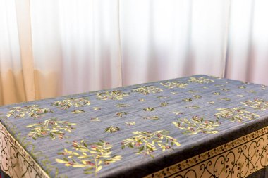 Dikdörtgen bir masada masa örtüsü.