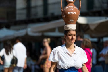 VERONA, ITALY, 16 EYLÜL 2018: Uluslararası Sokak Oyunları Festivali (Tocati) 2018, kız kafası su kavanozu