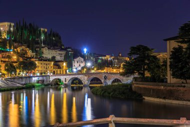 Geceleri nehirler, geceleri köprü.