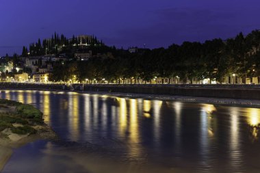Verona 'da nehrin büyüsü gece boyunca devam eder.