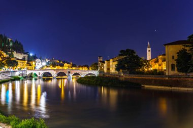 Verona 'da nehrin büyüsü gece boyunca devam eder.