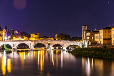 Verona 'da nehrin büyüsü gece boyunca devam eder.