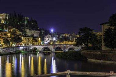 Verona 'da nehrin büyüsü gece boyunca devam eder.