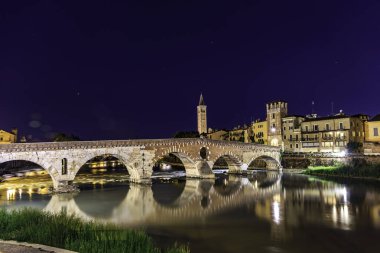 Verona 'da nehrin büyüsü gece boyunca devam eder.
