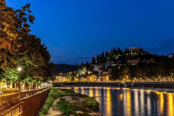 Verona 'da nehrin büyüsü gece boyunca devam eder.