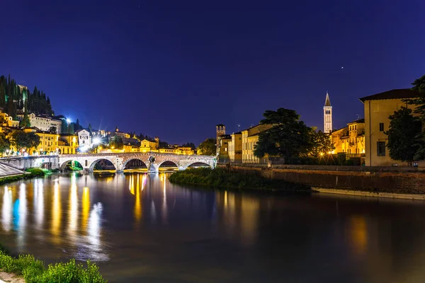 Verona 'da nehrin büyüsü gece boyunca devam eder.
