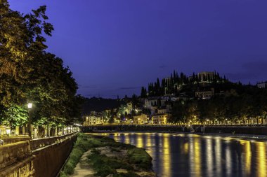 Geceleri nehirler, geceleri köprü.