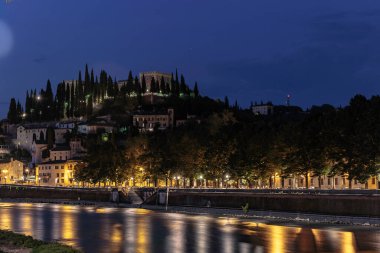 Geceleri nehirler, geceleri köprü.