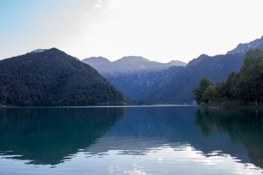 Dağların arasındaki gölün güzel manzarası 