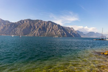 Dağların arasındaki gölün güzel manzarası 