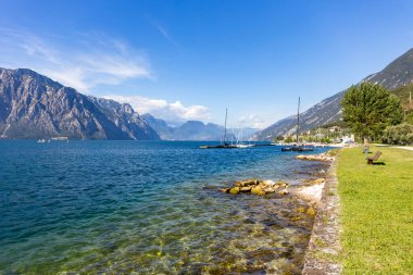 Dağların arasındaki gölün güzel manzarası 