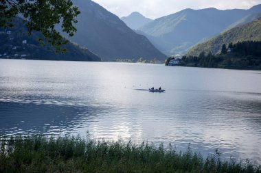 Dağların arasındaki gölün güzel manzarası 