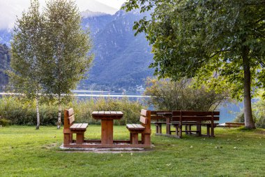 park alanı görünümü tablo ve banklar 