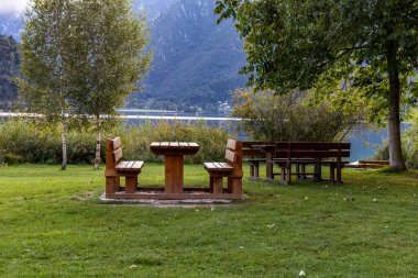 park alanı görünümü tablo ve banklar 