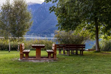 park alanı görünümü tablo ve banklar 