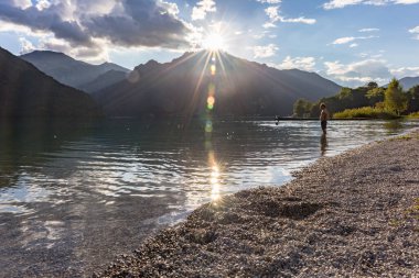 Sırt çantası ve gölü olan güzel bir manzara.