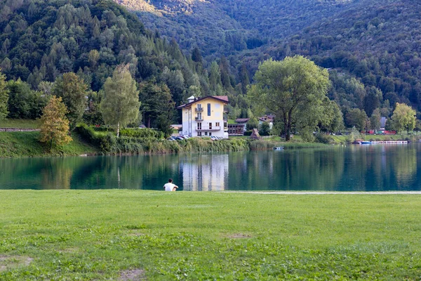 山の間の湖の美しい景色 — ストック写真