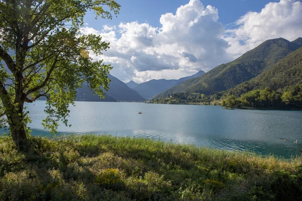 Hermosa Vista Del Lago Entre Las Montañas — Foto de Stock