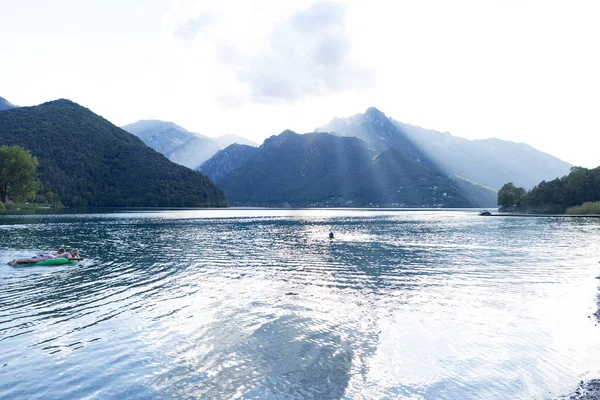 Hermosa Vista Del Lago Entre Las Montañas — Foto de Stock