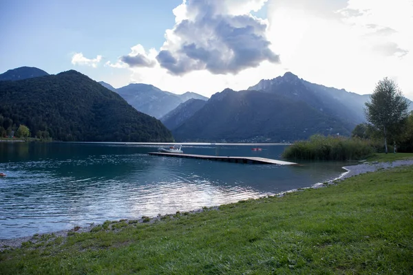 Hermosa Vista Del Lago Entre Las Montañas — Foto de Stock