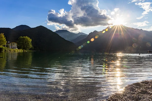 Hermosa Vista Del Lago Entre Las Montañas — Foto de Stock