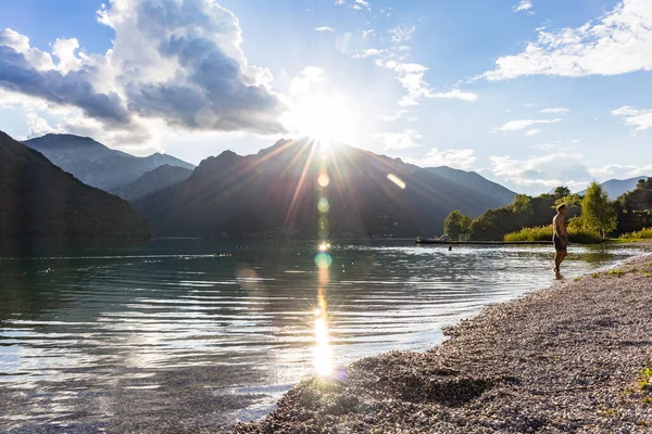 Hermosa Vista Del Lago Entre Las Montañas — Foto de Stock