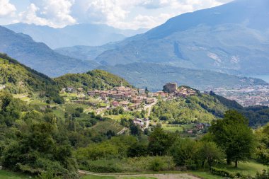 Riva del Garda ve Tenno 'nun genel görünümü
