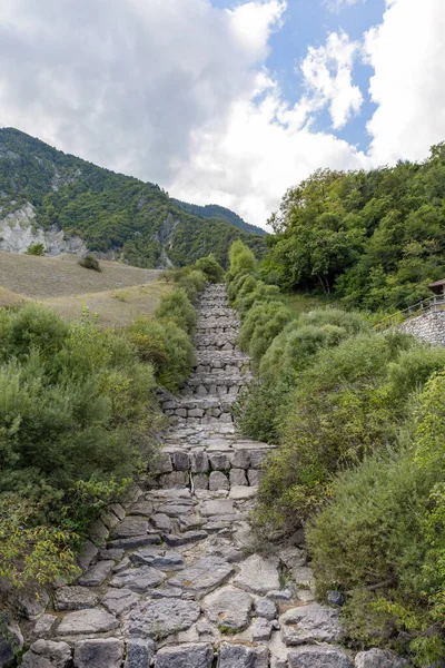 Dağlardaki taş yol manzarası