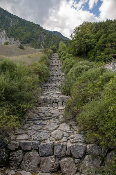 Dağlardaki taş yol manzarası