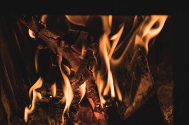 Yanan odunları kapatın.