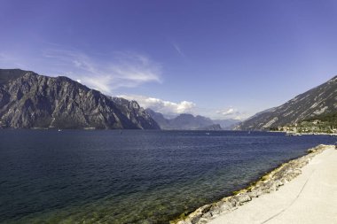 Dağlar arasında güzel göl manzarası 