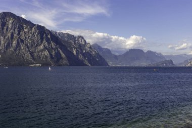 Dağlar arasında güzel göl manzarası 