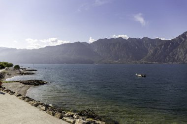 Dağlar arasında güzel göl manzarası 