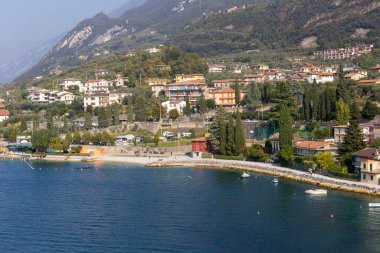 Dağlardaki bir köyün genel görünümü