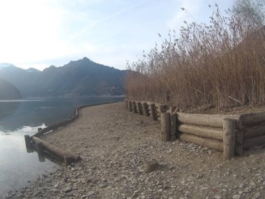 Göl ve dağlarla dolu güzel bir manzara.