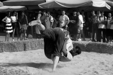VERONA, ITALY, NOVEMBER, 14, 2019: (Tocat - Uluslararası Sokak Oyunları Festivali), Geleneksel Brittany Oyunları, Breton güreşi, kum ringinde dövüşen iki adam, Lutte Bretonne