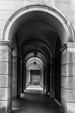 Verona 'nın merkezinde bir apartman dairesinin kemerleri