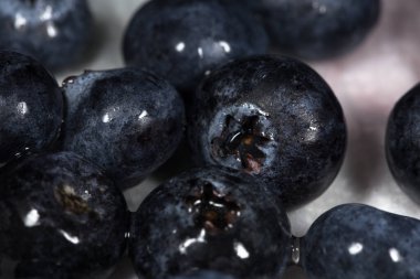 Beyaz arka planda yeni yıkanmış yabanmersini.