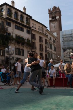 VERONA, ITALY, NOVEMBER, 14, 2019: (Tocat - Uluslararası Sokak Oyunları Festivali), Geleneksel Brittany Oyunları, Breton güreşi, kum ringinde dövüşen iki adam, Lutte Bretonne