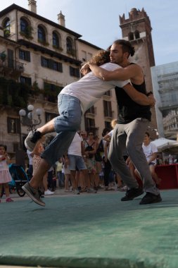 VERONA, ITALY, NOVEMBER, 14, 2019: (Tocat - Uluslararası Sokak Oyunları Festivali), Geleneksel Brittany Oyunları, Breton güreşi, kum ringinde dövüşen iki adam, Lutte Bretonne