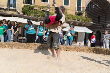 VERONA, ITALY, NOVEMBER, 14, 2019: (Tocat - Uluslararası Sokak Oyunları Festivali), Geleneksel Brittany Oyunları, Breton güreşi, kum ringinde dövüşen iki adam, Lutte Bretonne