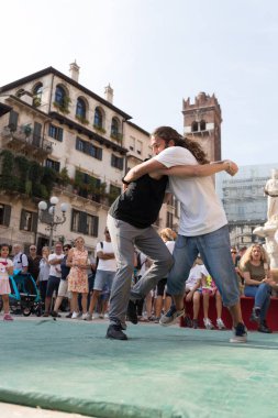 VERONA, ITALY, NOVEMBER, 14, 2019: (Tocat - Uluslararası Sokak Oyunları Festivali), Geleneksel Brittany Oyunları, Breton güreşi, kum ringinde dövüşen iki adam, Lutte Bretonne