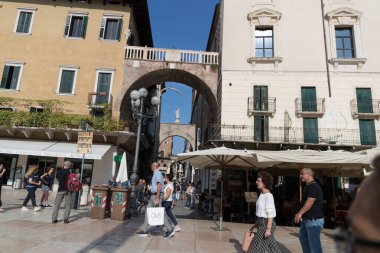 VERONA, ITALY, NOVEMBER, 14, 2019: (Tocat - Uluslararası Sokak Oyunları Festivali), Geleneksel Brittany Oyunları, Breton güreşi, kum ringinde dövüşen iki adam, Lutte Bretonne
