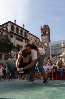 VERONA, ITALY, NOVEMBER, 14, 2019: (Tocat - Uluslararası Sokak Oyunları Festivali), Geleneksel Brittany Oyunları, Breton güreşi, kum ringinde dövüşen iki adam, Lutte Bretonne