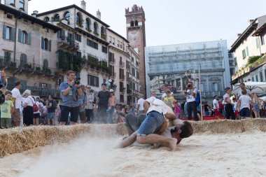VERONA, ITALY, NOVEMBER, 14, 2019: (Tocat - Uluslararası Sokak Oyunları Festivali), Geleneksel Brittany Oyunları, Breton güreşi, kum ringinde dövüşen iki adam, Lutte Bretonne