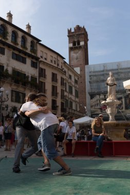 VERONA, ITALY, NOVEMBER, 14, 2019: (Tocat - Uluslararası Sokak Oyunları Festivali), Geleneksel Brittany Oyunları, Breton güreşi, kum ringinde dövüşen iki adam, Lutte Bretonne