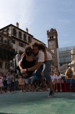 VERONA, ITALY, NOVEMBER, 14, 2019: (Tocat - Uluslararası Sokak Oyunları Festivali), Geleneksel Brittany Oyunları, Breton güreşi, kum ringinde dövüşen iki adam, Lutte Bretonne